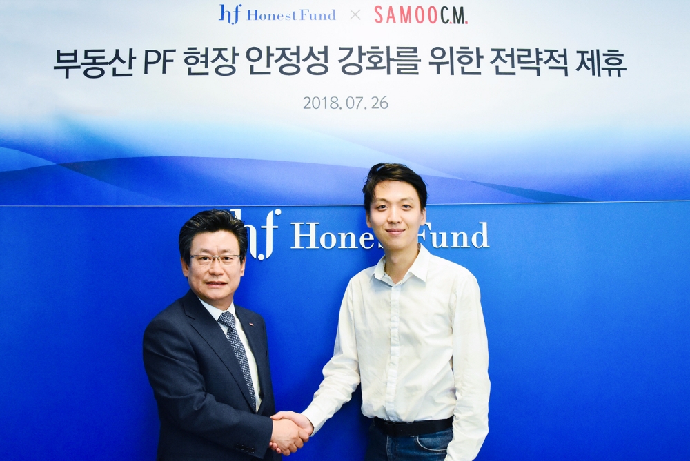 △서상훈 어니스트펀드 대표(오른쪽)가 삼우씨엠과 협약식 후 기념촬영을 하고 있다./사진=어니스트펀드