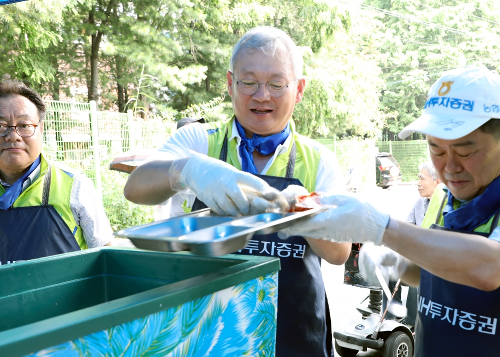 NH투자증권 정영채 사장(가운데)과 임직원 60여명은 27일 중복을 맞아 영등포 쪽방촌에서 삼계탕 배식 봉사활동을 진행했다. 사진=NH투자증권
