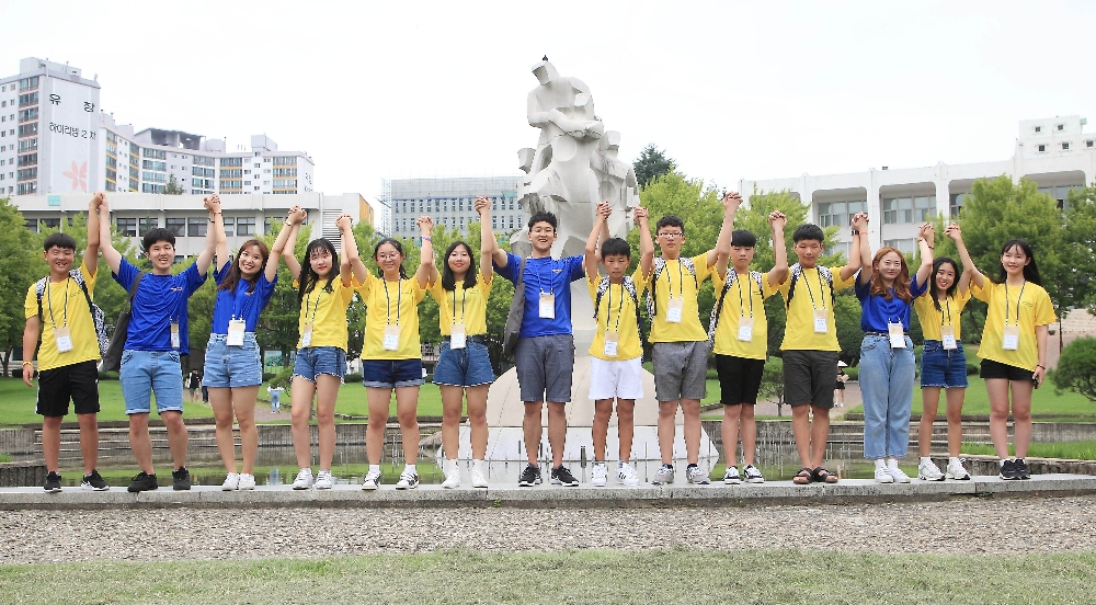 △2017년 7월 28일 전남대학교에서 ‘2017 삼성드림클래스 여름캠프’에 참가한 중학생과 대학생들이 환영식을 마치고 캠퍼스 투어를 하며 기념 촬영을 하고 있다 / 사진=삼성전자