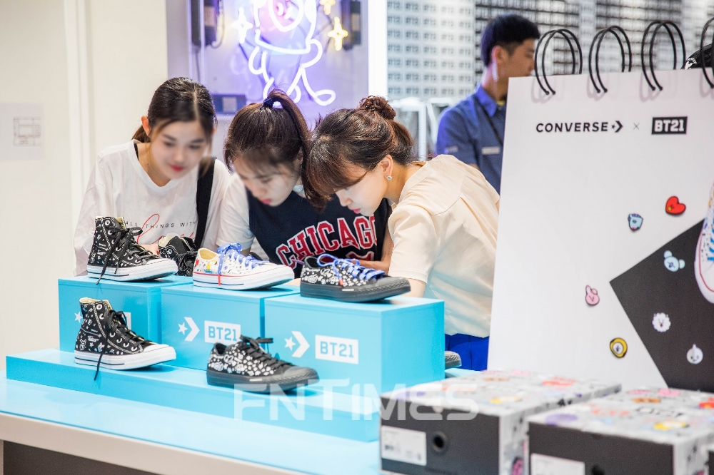 라인프렌즈 ‘BT21 + 컨버스 콜라보 슈즈’ 90분 만에 완판