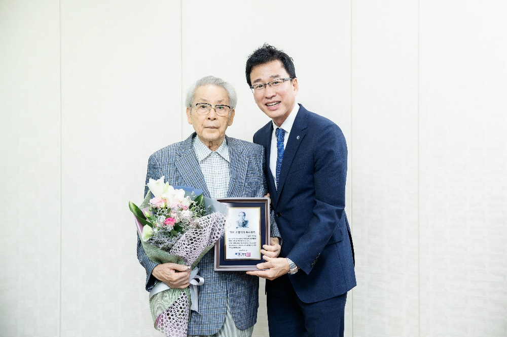 지난 24일 기업은행 대구지점에서 배용덕 기업은행 개인고객그룹 부행장(오른쪽)이 이상학 고객에게 ‘IBK 최장거래 우수고객’ 감사패를 전달하고 기념촬영을 하고 있다. / 사진= 기업은행