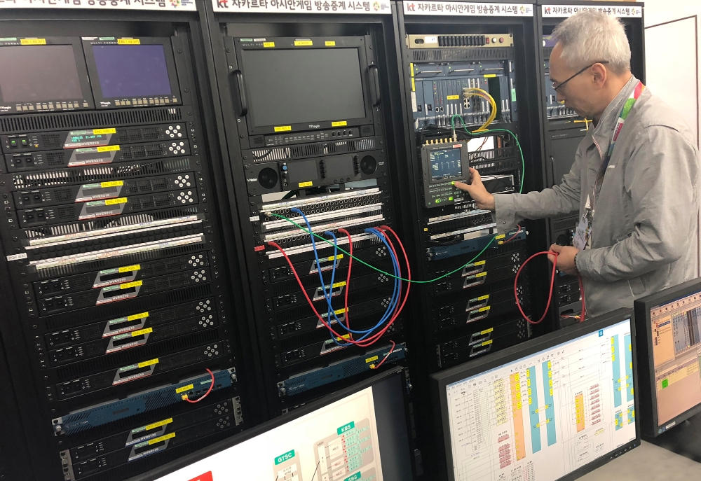 △지난달 30일(현지시간) 자카르타 국제방송센터(IBC)에서 KT 직원이 네트워크 품질테스트를 진행하고 있다 / 사진=KT