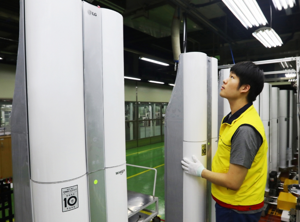 △LG전자 7월 에어컨 판매량은 본격적인 무더위가 시작되면서 급증, 역대 월간 판매량 최대 기록을 경신했다. 사진은 LG전자 직원들이 6일 경남 창원의 LG전자 에어컨 생산라인에서 휘센 씽큐 에어컨을 생산하고 있는 모습.