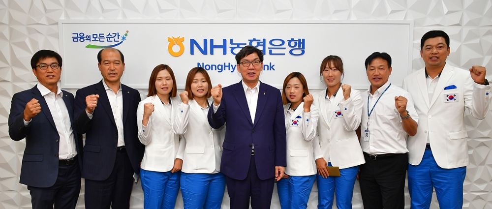 NH농협은행 스포츠단 국가대표 선수단과 이대훈 은행장 (가운데)이 제18회 아시안게임 출전을 앞두고 필승을 다짐하고 있다. 왼쪽부터 홍보국장 서덕문, 수석부행장 최창수, 정구 국가대표 김영혜, 정구 국가대표 문혜경, 은행장 이대훈, 정구 국가대표 백설, 테니스 국가대표 최지희, 스포츠단장 박용국, 정구 국가대표 감독 유영동. / 사진= 농협은행