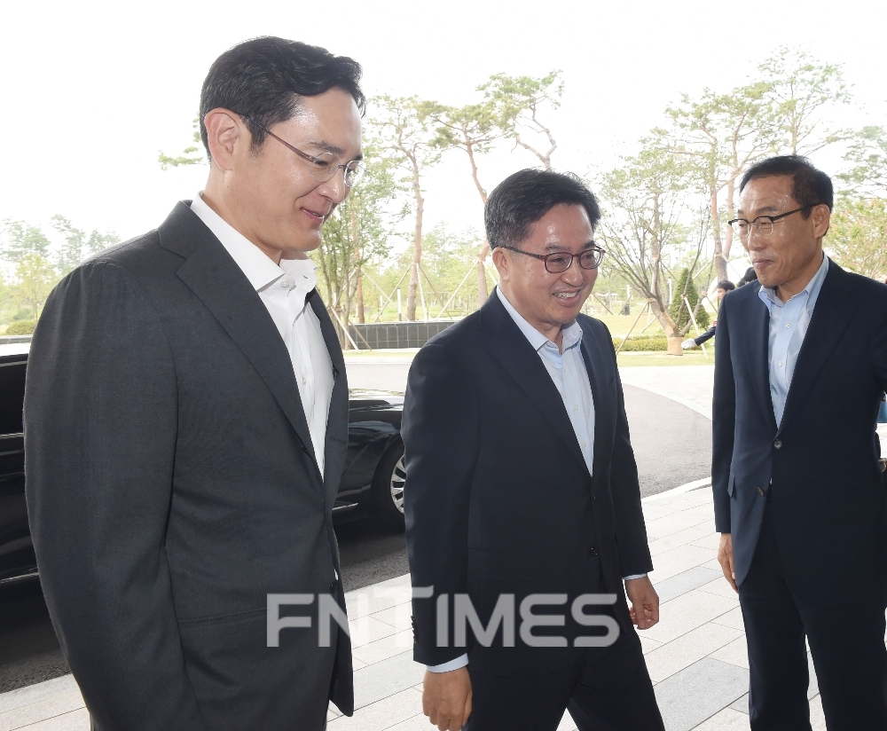 △(왼쪽부터) 이재용 삼성전자 부회장, 김동연 부총리, 김기남 삼성전자 DS부문장(사장) / 사진=기재부