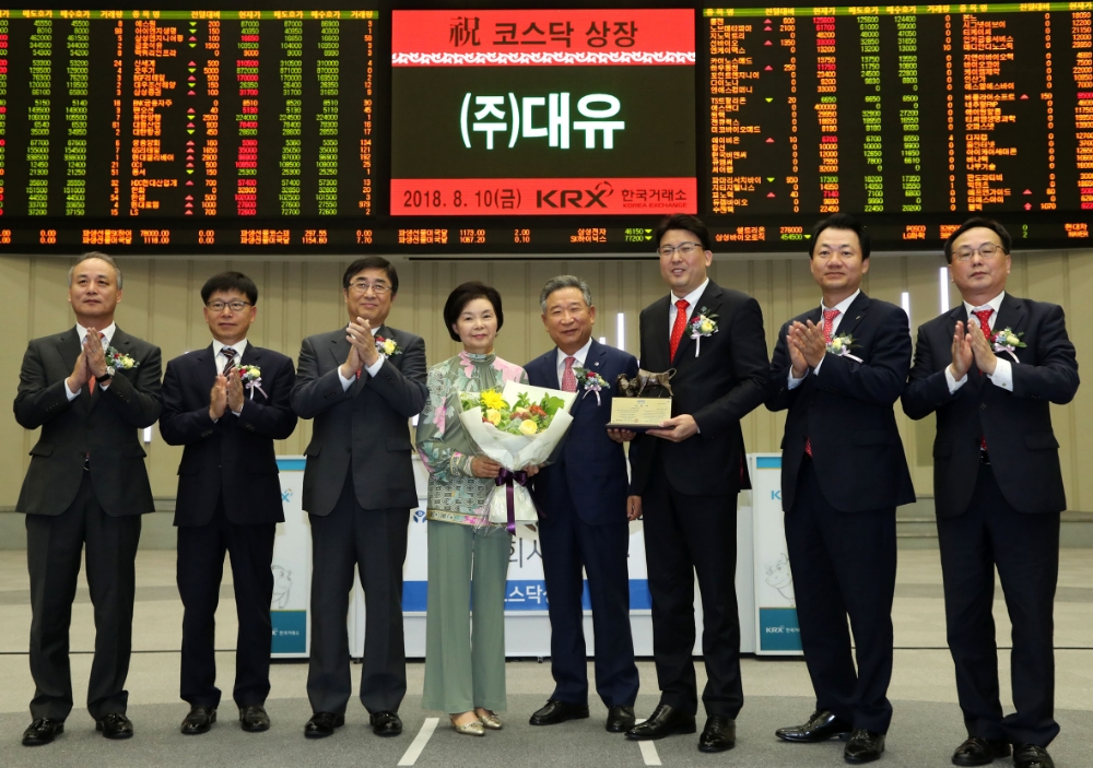 한국거래소 코스닥시장본부는 10일 오전 서울사옥 홍보관에서 복합비료 및 농약 제조업을 영위하는 대유의 코스닥시장 신규상장기념식을 개최했다. (왼쪽부터) 최규준 한국IR협의회 부회장, 김성태 한국거래소 코스닥시장본부장보, 길재욱 한국거래소 코스닥시장위원회 위원장, 이영필 대유 주주대표, 권옥술 대유 회장, 권성한 대유 대표이사, 최성용 KB증권 ECM본부장, 송윤진 코스닥협회 부회장. 사진=한국거래소