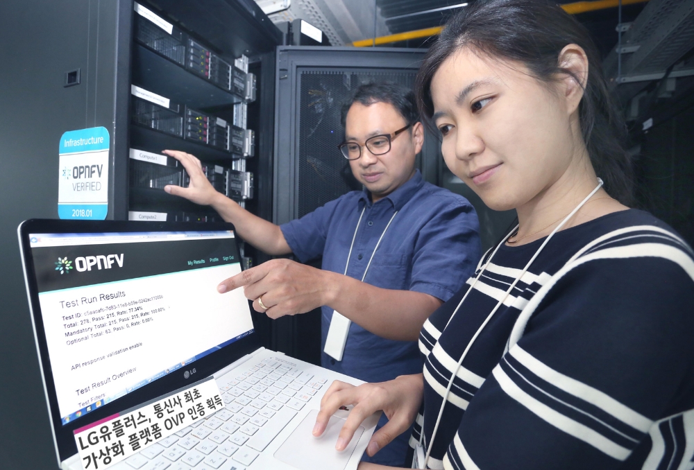 △LG유플러스는 세계 통신사업자 중 처음으로 가상화 플랫폼에 대해 OPNFV로부터 OVP 인증을 받았다. 사진은 LG유플러스 직원들이 OVP 인증을 받은 가상화 플랫폼이 적용된 장비를 점검하고 있는 모습
