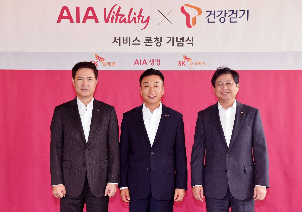 △SK텔레콤이 14일 AIA생명, SK C&C 와 ‘T건강걷기 X AIA Vitality’ 서비스 협약식을 가졌다. 왼쪽부터 서성원 SK텔레콤 MNO사업부장(사장), 차태진 AIA생명 대표, 안정옥 SK C&C 사업대표