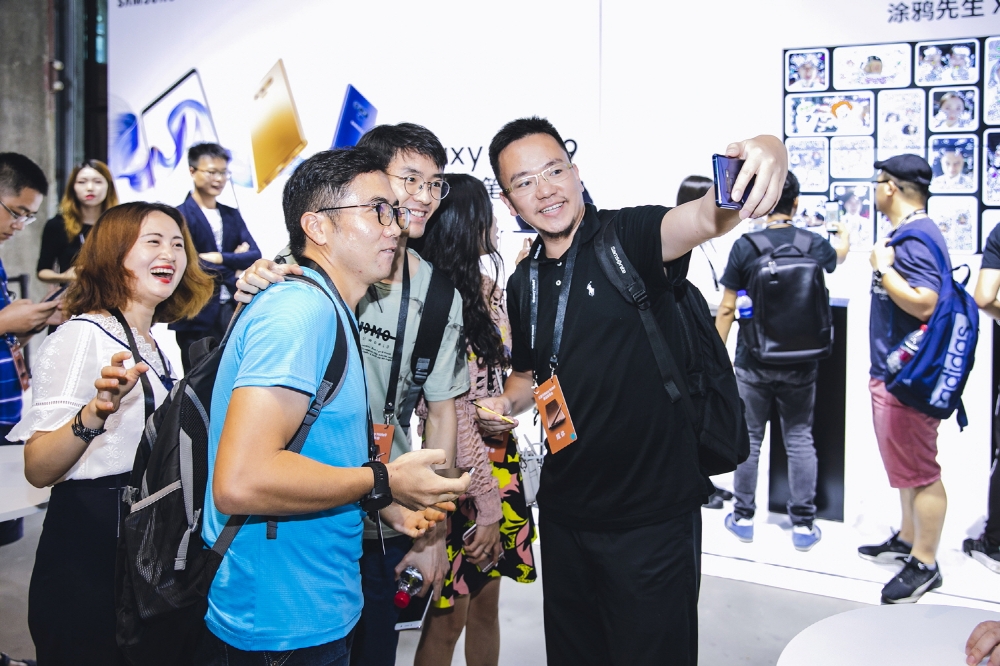 △지난 15일(현지시간) 중국 상하이에서 진행된 갤럭시노트9 출시 행사 참석자들이 갤럭시노트9을 체험하고 있는 모습