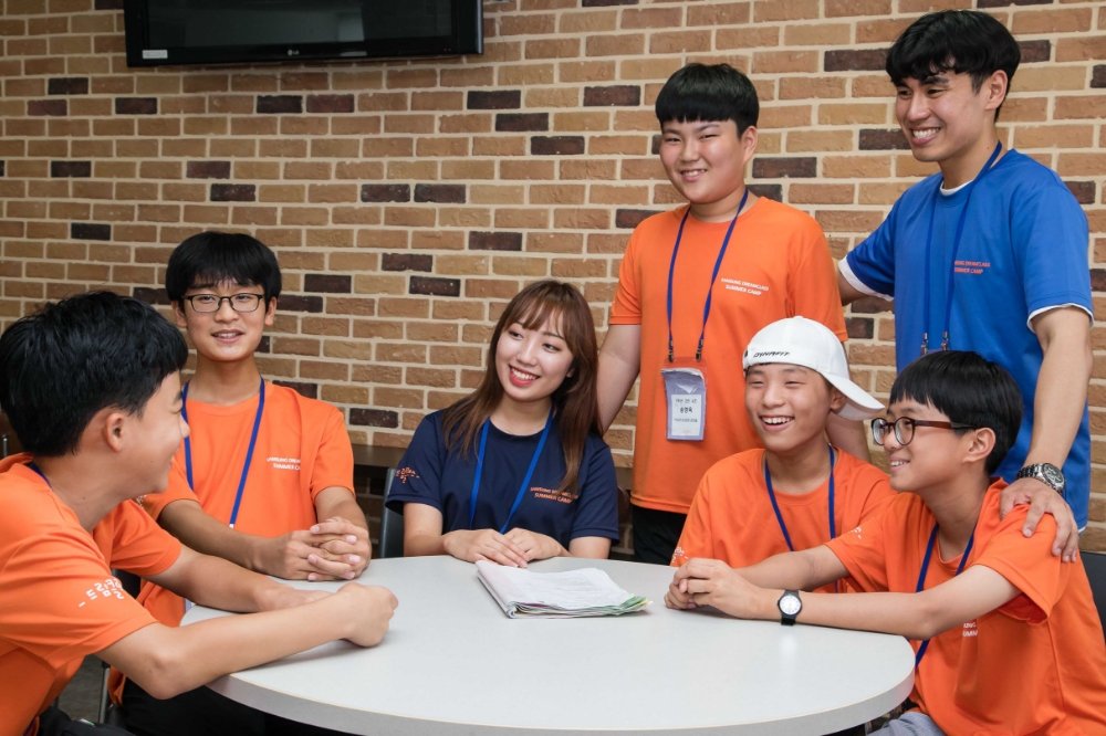 △4일 대전광역시 충남대학교에서 캠프에 참가한 중학생들이 대학생 멘토와 함께 학습과 진로에 대해 대화를 나누고 있다 / 사진=삼성전자