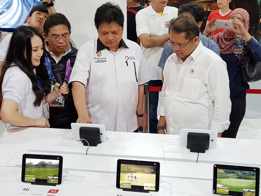 △지난 15일 인도네시아 자카르타에 문을 연 KT의 5G 체험관을 방문한 인도네시아 산업부 아이르랑가 하르타르토(왼쪽 세 번째) 장관과 통신정보기술부 루디안타라(왼쪽 네 번째) 장관이 KT 직원에게 5G 서비스에 대한 설명을 듣고 있다