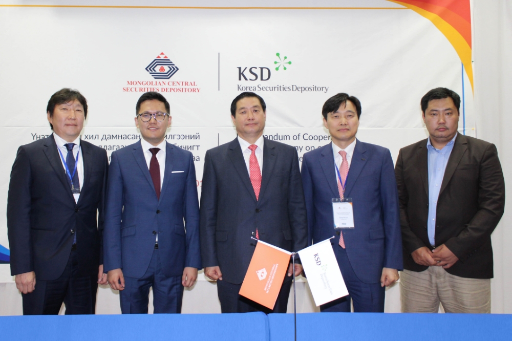 ▲사드가 하그와 몽골예탁결제회사 사장(왼쪽에서 첫 번째), 정재남 몽골 주재 한국대사(정중앙), 이병래 한국예탁결제원 사장(오른쪽에서 두 번째)./사진=한국예탁결제원