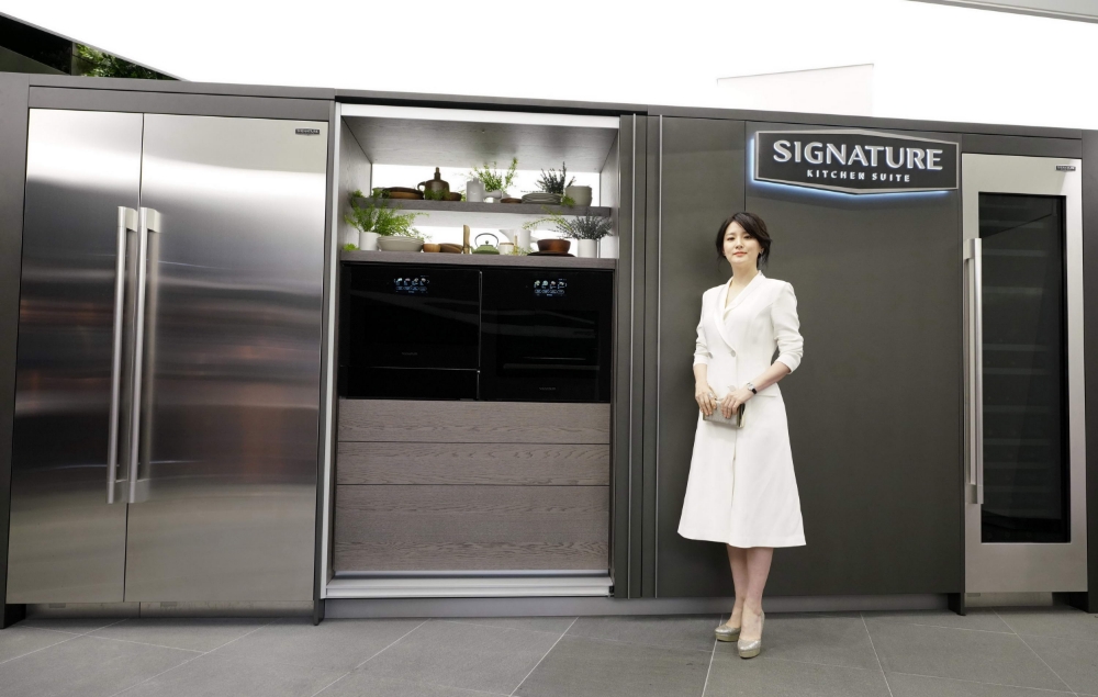 △시그니처 키친 스위트를 구매해 사용하고 있는 고객인 배우 이영애씨가 행사에 참석해 신제품 라인업이 적용된 초프리미엄 주방 공간을 소개하고 있다 / 사진=LG전자