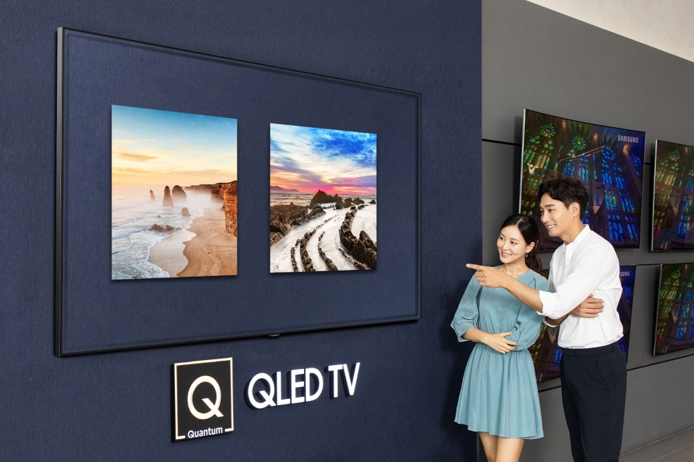 △모델들이 삼성 디지털프라자 용인구성점의 새롭게 단장한 QLED TV 존에서 삼성 QLED TV를 감상하고 있다 / 사진=삼성전자