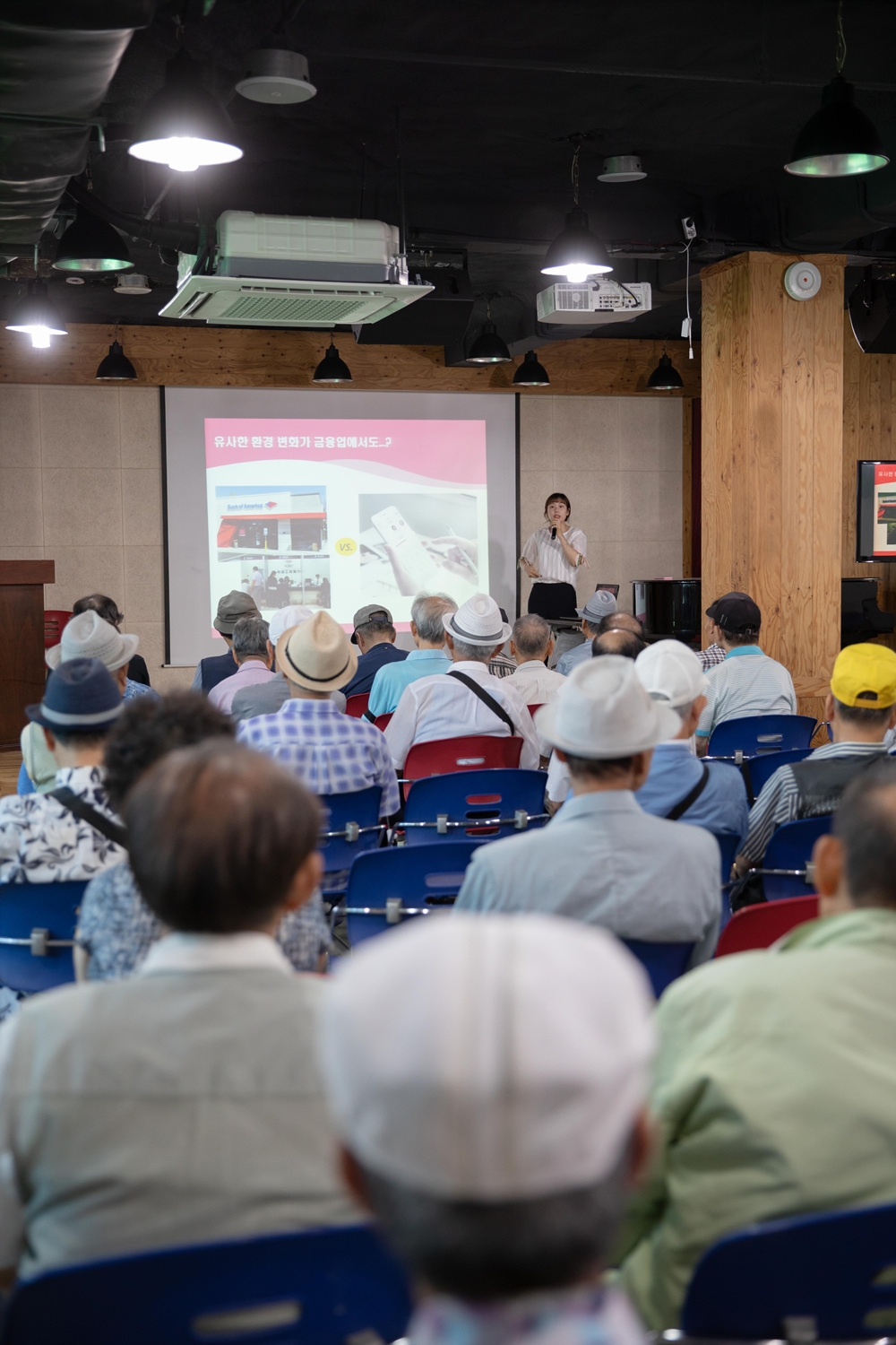 케이뱅크가 17일 서울 종로 청운동 서울노인복지센터에서 약 100여 명의 어르신들이 참석한 가운데 시니어 디지털 금융교육을 진행하고 있다. / 사진= 케이뱅크