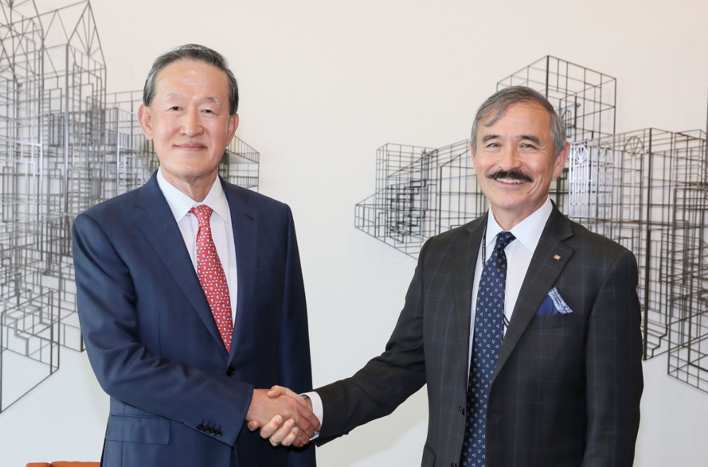 △허창수 전경련 회장(왼쪽)이 20일 전경련을 방문한 해리 해리스(Harry Harris) 신임 주한 미국대사와 악수하고 있다 / 사진=전경련