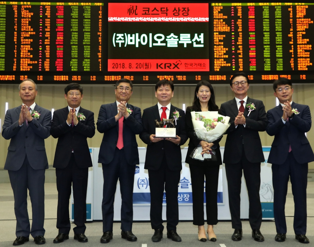 한국거래소 코스닥시장본부는 20일 오전 서울사옥 홍보관에서 세포치료제 및 인체조직모델을 개발, 제조하는 바이오솔루션의 코스닥시장 신규상장기념식을 개최했다. 상장기념패 전달 후 기념촬영. (왼쪽부터) 최규준 한국IR협의회 부회장, 정운수 한국거래소 코스닥시장본부장, 길재욱 한국거래소 코스닥시장위원회 위원장, 윤정현 바이오솔루션 대표이사, 이정선 바이오솔루션 대표이사, 유상호 한국투자증권 대표이사, 정진교 코스닥협회 상무. 사진=한국거래소