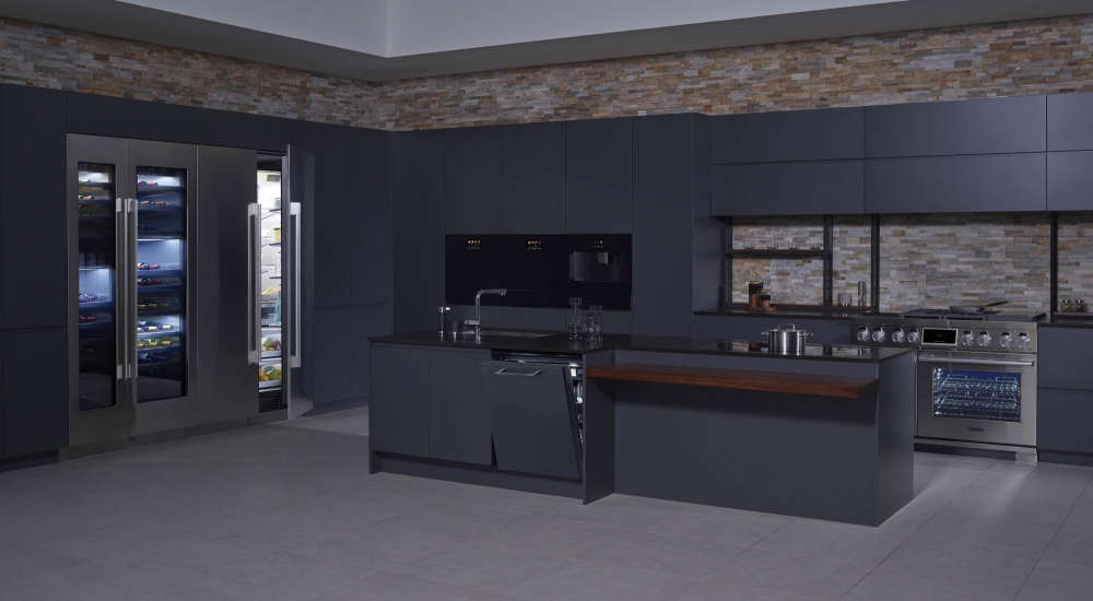 △LG전자가 이달 말 독일 베를린에서 열리는 가전전시회 IFA 2018에서 전시장 야외 정원에 시그니처 키친 스위트만을 위한 900㎡ 규모 단독 브랜드관을 마련한다. 사진은 시그니처 키친 스위트 제품들로 꾸민 주방.