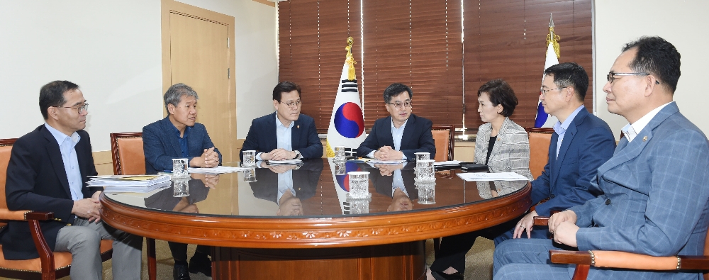 23일 오후 정부서울청사에서 김동연 부총리 겸 기획재정부 장관 주재로 김현미 국토교통부 장관, 최종구 금융위원장, 김수현 사회수석, 이은항 국세청 차장 등이 참석한 가운데 열린 최근 주택시장 동향 관련 경제현안 간담회 모습. / 사진출처= 기획재정부