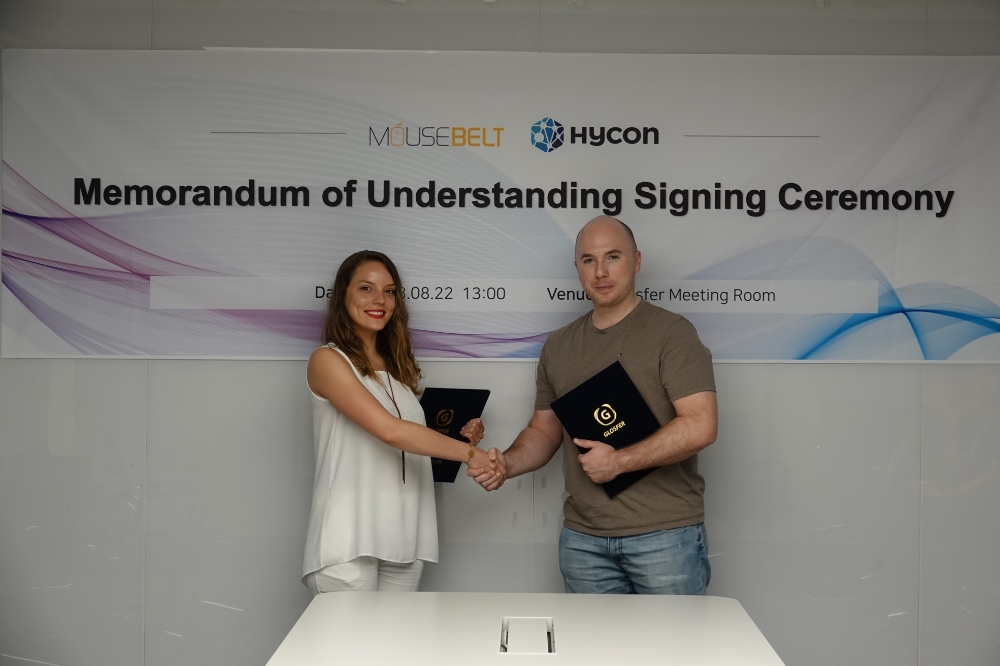 △마우스벨트의 대학교 프로그램 책임자이자 전직 교수인 애슐리 메레디트(왼쪽)와 제이슨 프렌치 글로스퍼 마케팅부 이사