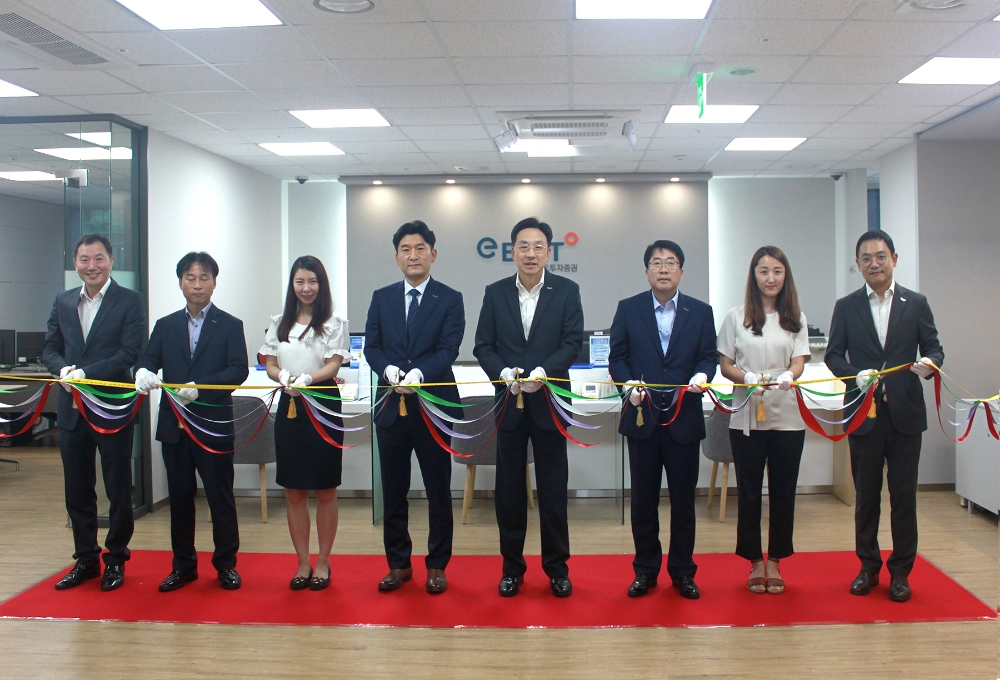 ▲(왼쪽부터) 조문종 테헤란금융센터장, 이명연 강남금융센터장, 이윤실 강북금융센터 업무파트장, 전상부 강북금융센터장, 홍원식 대표이사, 김용두 리테일금융본부장, 장윤경 강북금융센터 주임, 성시돈 영업부장./사진=이베스트투자증권