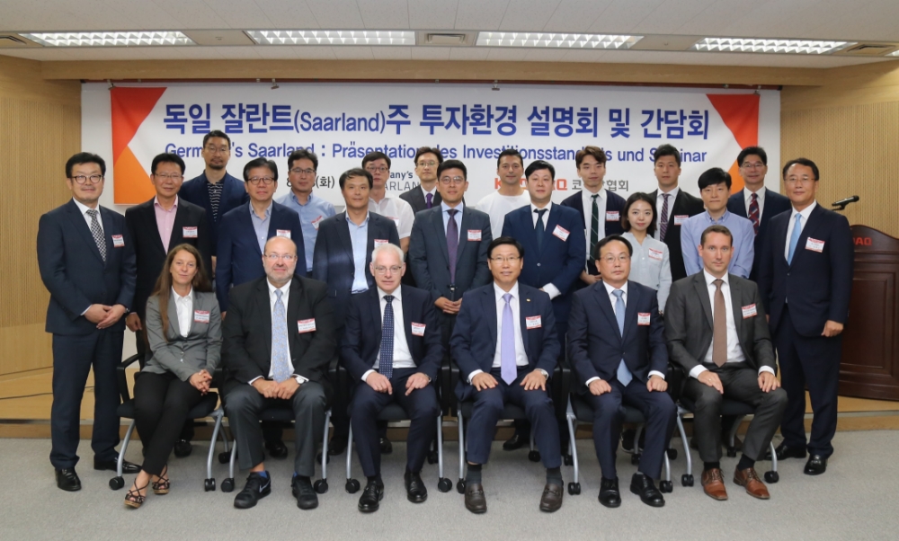 (앞줄 왼쪽부터) 박영춘 잘란트주 경제진흥공사 한국대표, 안냐 페차우어(Anja Pestschauer) 잘란트주 경제진흥공사 마케팅 담당 이사, 토마스 슉(Thomas Schuck) 잘란트주 경제진흥공사 CEO, 위르겐 바르케(Jürgen Barke) 독일 잘란트주 경제차관, 정재송 코스닥협회 수석부회장, 송윤진 코스닥협회 상근부회장, 마틴 베른하트(Martin Bernhardt) 잘란트주 경제진흥공사 한국대표, 김종선 코스닥협회 상무. 사진=코스닥협회