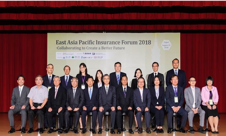 △'동아시아 보험 포럼'에 참석한 주요 인사들이 단체사진을 촬영하고 있다. 앞줄 오른쪽 세 번째 보험개발원 장이규 부문장, 네 번째 양경희 팀장, 다섯 번째 보험개발원 성대규 원장 / 사진=보험개발원