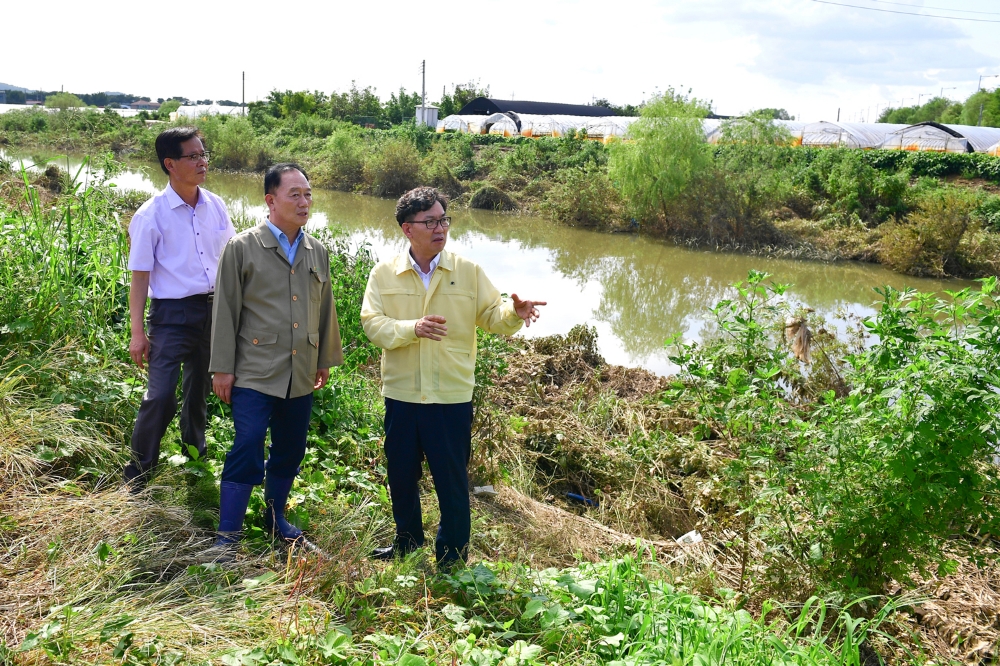 이대훈 농협은행장은 31일 경기도 고양시에 위치한 폭우피해 농가를 찾아 피해현황을 점검하고 피해농업인을 위로했다. / 사진= 농협은행