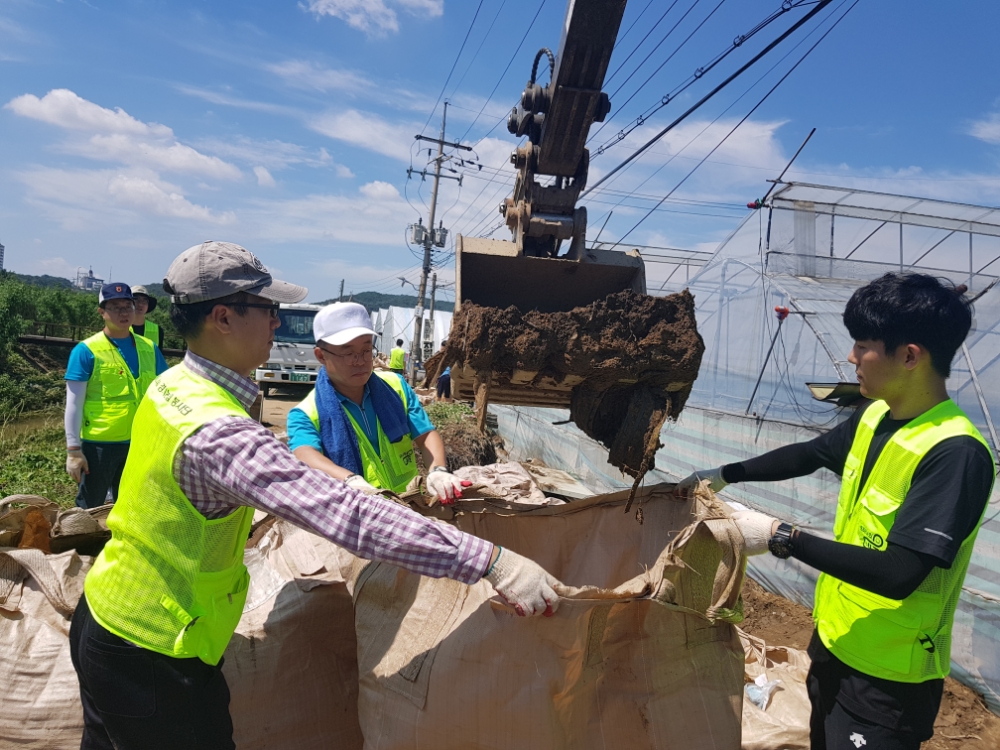 농협 경기지역본부, 집중호우 피해농가 복구 일손돕기