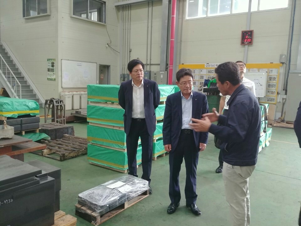 유윤대 농협은행 부행장(가운데)이 3일 시화공단에 위치한 동진엠아이 기업을 찾아 애로사항을 청취하고 있다. / 사진= 농협은행