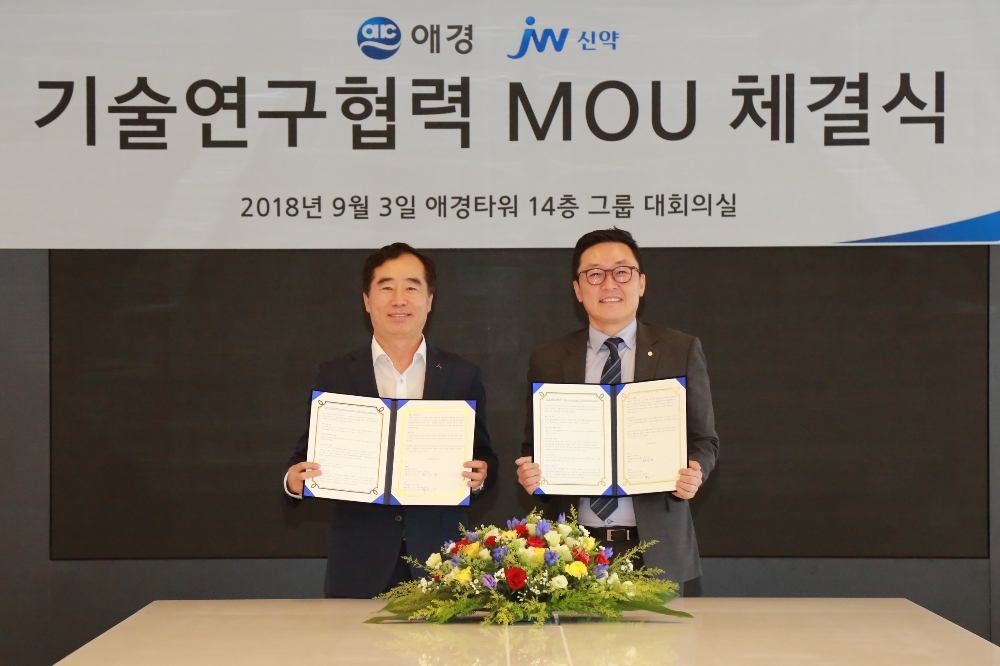 JW신약 백승호 대표이사(왼쪽)와 애경산업 이윤규 대표이사(오른쪽)가 함께 기념촬영을 하고 있다. /사진제공=애경산업