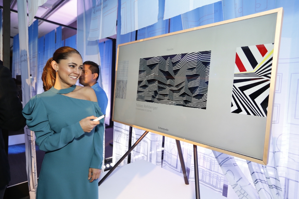 △4일(현지시간) 멕시코 시티의 ‘에스파시오 비레이에스’ 이벤트홀에서 열린 삼성전자 프리미엄 TV와 가전 공개 행사에서 모델이 삼성전자 ‘더 프레임’ TV를 소개하고 있다