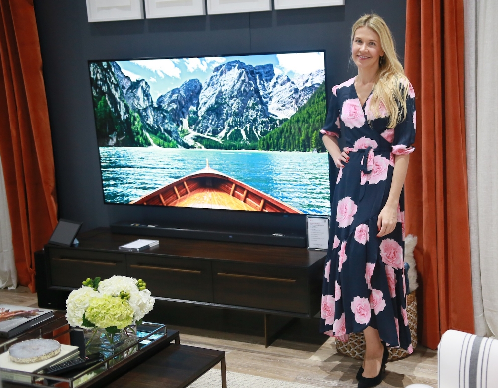 △LG전자 부스를 디자인한 케이트럼슨(Kate Rumson)이 ‘LG 올레드 TV AI 씽큐’ 옆에서 포즈를 취하고 있다 / 사진=LG전자