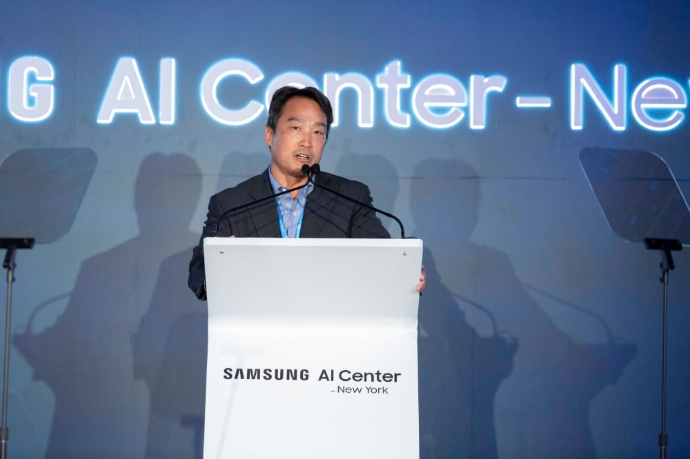 △7일(현지시간) 미국 뉴욕에서 열린 삼성전자 뉴욕 AI 연구센터 개소식에서 뉴욕 AI 연구센터장인 다니엘 리 삼성전자 부사장이 연설을 하고 있다 / 사진=삼성전자