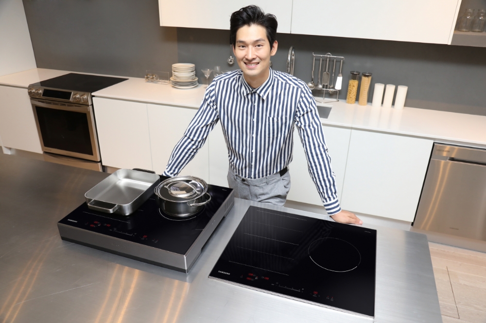 △삼성전자 모델이 화력을 강화하고 전기 공사 없이 플러그만 꽂아 간편히 사용할 수 있는 신제품 ‘전기레인지 인덕션’(NZ63N7757CK)을 소개하고 있다