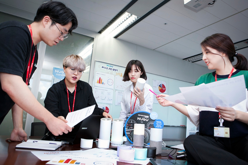 △SK텔레콤 AI사업단 매니저들이 그간 출시됐던 다양한 모델의 AI ‘누구’ 스피커를 비교·분석하고 있다