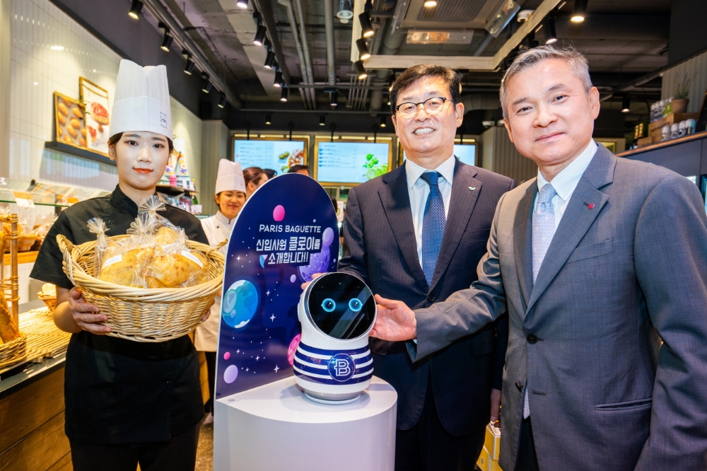 11일 파리바게뜨 명동본점에서 진행된 '스마트 베이커리 구축을 위한 사업협약서(MOU) 체결식'에 참석한 ㈜파리크라상 권인태 대표이사(왼쪽)와 LG유플러스 하현회 부회장(오른쪽)이 AI기능이 탑재된 '클로이 홈'을 살펴보고 있다. /사진제공=파리크라상