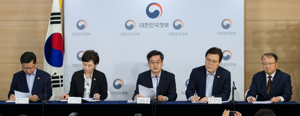 김동연 부총리 겸 기재부 장관이 13일 서울 종로구 정부서울청사 합동브리핑실에서 열린 주택시장 안정대책 관계부처 합동 브리핑에서 주택시장 안정대책을 발표하고 있다. (왼쪽부터) 심보균 행안부 차관, 김현미 국토부 장관, 김동연 부총리 겸 기재부 장관, 최종구 금융위원장, 한승희 국세청장. 사진=금융위원회