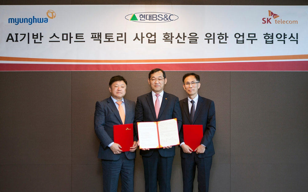 △SK텔레콤이 14일 명화공업, 현대BS&C와 AI 기반 스마트 팩토리 사업 확장을 위한 업무협약식을 가졌다. 사진 왼쪽부터 노영주 현대BS&C IT부문 대표이사, 윤원영 SK텔레콤 통합유통혁신단장, 김인환 명화공업 생산기술총괄