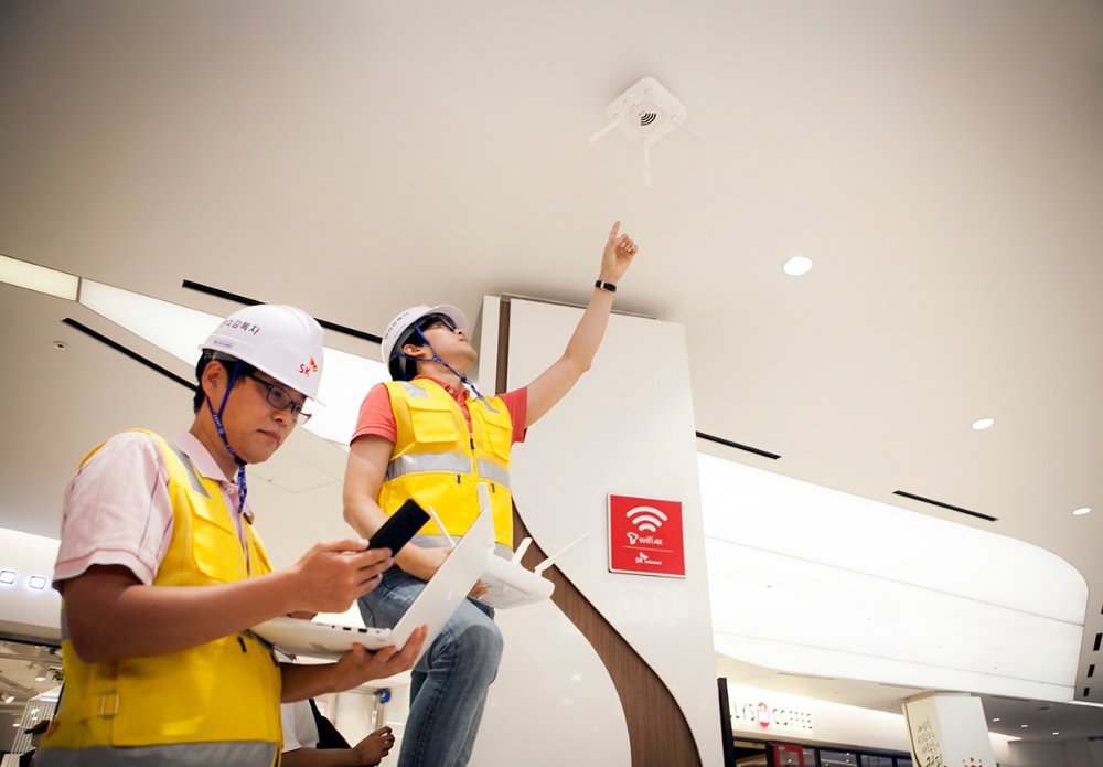 △SK텔레콤 직원들이 서울 코엑스에 설치된 와이파이 성능을 테스트하고 있는 모습