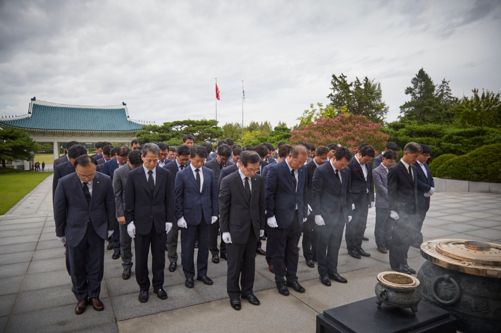 △한화 방산 계열사들은 지난 9월 14일 국립서울현충원을 찾아 순국선열을 참배하고 묘역 정비 봉사를 진행하는 시간을 가졌다 / 사진=㈜한화