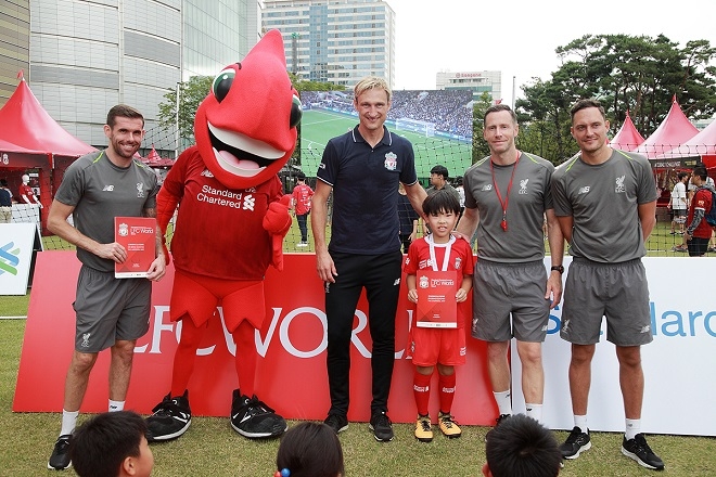 지난 15일 서울 송파구에서 열린 ‘SC제일은행과 함께하는 리버풀 싸커스쿨’에서 리버풀 레전드 사미 히피아(가운데)가 코치진 및 참가 어린이와 함께 기념촬영을 하고 있다. / 사진 = SC제일은행