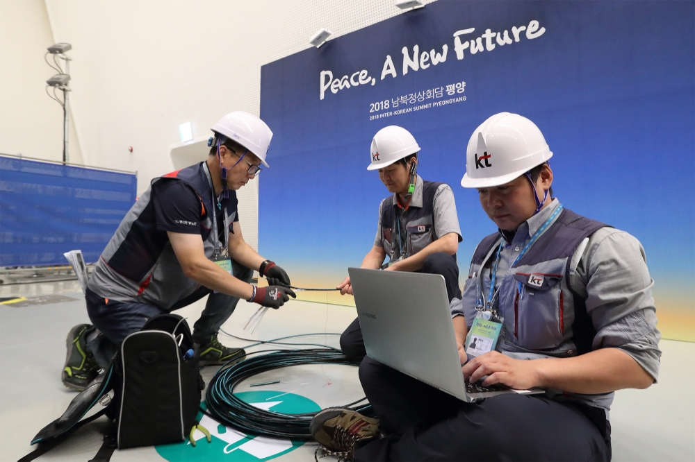 △KT 직원들이 서울 동대문디자인플라자에 마련된 ‘2018 남북정상회담 평양 프레스센터’에서 통신 네트워크를 구축하고 있다