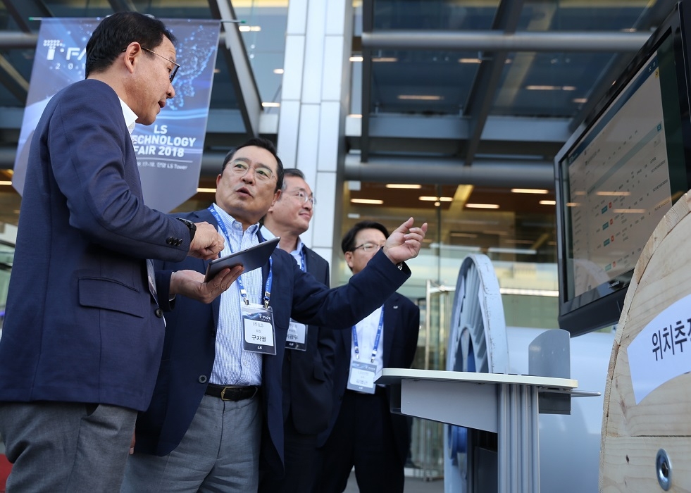 구자열 LS그룹 회장(왼쪽 두번째)이 17일 LS타워에서 열린 'T-Fair 2018'에 참가해 LS전선의 위치추적(IoT) 시스템 기술을 둘러보고 있다.