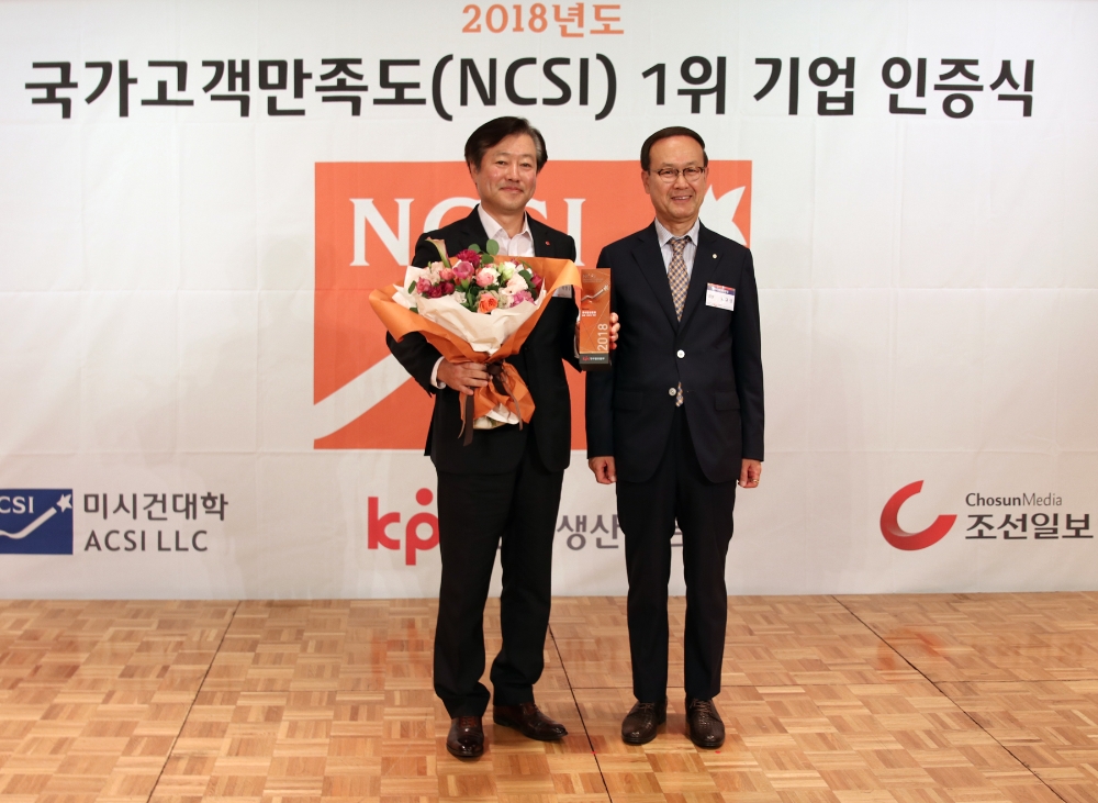 (좌)롯데칠성음료 이영구 대표이사, (우) 한국생산성본부 노규성 회장 /사진제공=롯데칠성음료