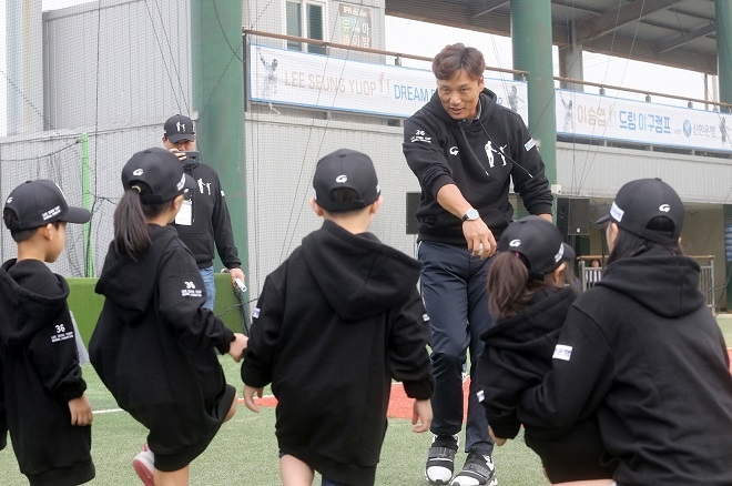 신한은행은 이승엽 야구장학재단과 함께 인천 소재 IPA 볼파크에서 인천 지역 보육원 아동 50여명을 초청해 ‘이승엽 드림 야구 캠프 with 신한은행’ 행사를 실시했다고 18일 밝혔다. / 사진 = 신한은행