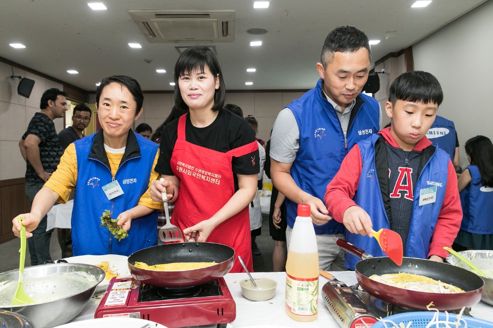 △15일 삼성전자 가족봉사단이 수원 외국인 복지센터에서 외국인 근로자들과 함께 베트남 전통음식인 반세오를 만들고 있다 / 사진=삼성전자