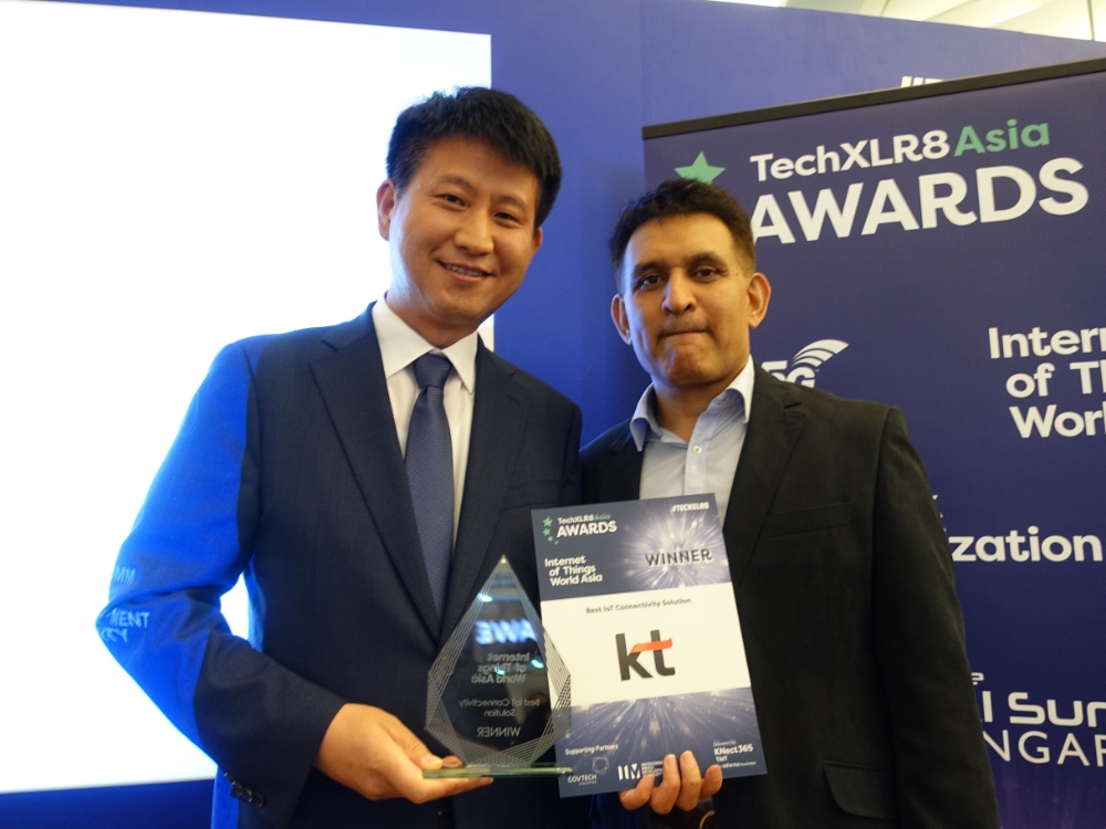 △수상자로 나선 이성규 KT 네트워크부문 상무가 시상자인 Pioneer Consulting Asia의 Managing Director인 비랏 파텔과 기념촬영을 하는 모습