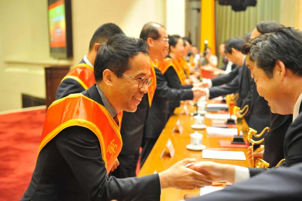 지난 13일 북경인민대회당에서 이랜드 중국 법인장 김우섭 대표가 중화자선상을 수상하는 모습. /사진제공=이랜드