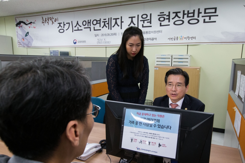 김용범 금융위 부위원장은 20일 오후 수원 서민금융통합지원센터를 방문해 장기소액연체자 지원대책을 점검했다. 김용범 부위원장이 일일상담사가 되어 장기소액연체자 접수 상담을 하고 있다. / 사진= 금융위원회